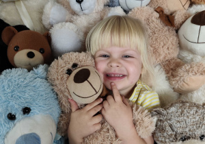 Ania pozuje do zdjęcia z misiami