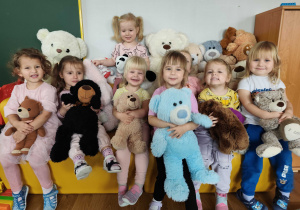 Dziewczynki ze swoimi misiami