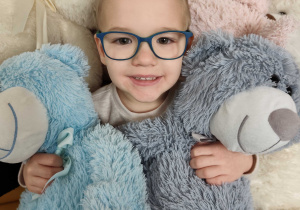 Wojtek pozuje do zdjęcia z misiami