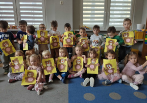 Dzieci prezentują swoje misiowe prace plastyczne