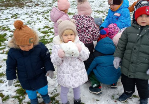 Ania trzyma ulę śniegową