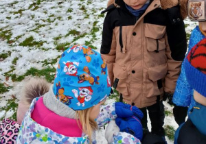 Ala lepi bałwana, przygląda się Antoś