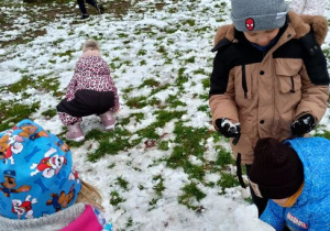 Dzieci lepią bałwana