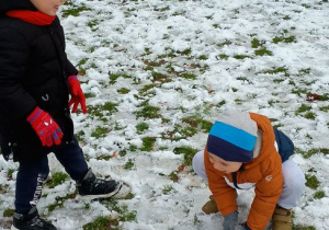 Filip i Wojtek cieszą się śniegiem