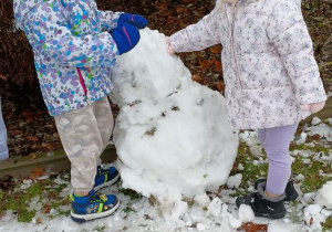 Ania i Ala prezentują małego bałwanka