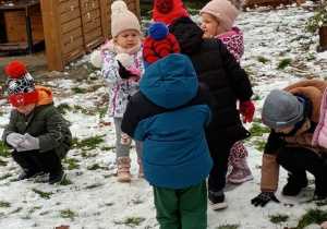 Dzieci bawią się śniegiem