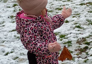 Justynka trzyma w ręku listek dla bałwanka