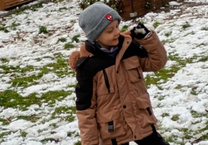 Antoś rzuca kulką śniegową