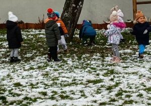 Dzieci biegają po śniegu