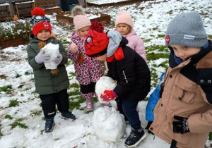 Dzieci lepią bałwana