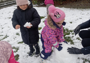 Zabawy Tuptusiów na śniegu