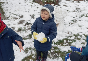 Zabawy Tuptusiów na śniegu