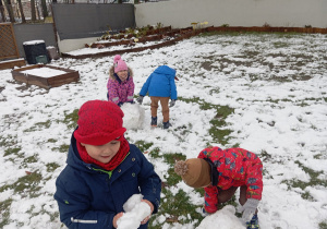 Zabawy Tuptusiów na śniegu