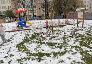 Zabawy Tuptusiów na śniegu