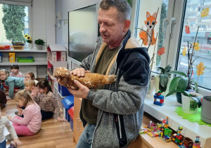 Pan z Felkowego Stryszka opowiada dzieciom o swojej pracy ze zwierzętami