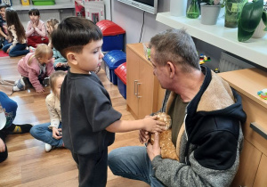 Maksio głaszcze kurkę