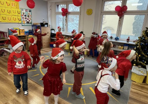 Dzieci tańczą na dywanie