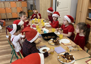 Poczęstunek przy wspólnym stole