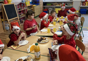 Poczęstunek przy wspólnym stole