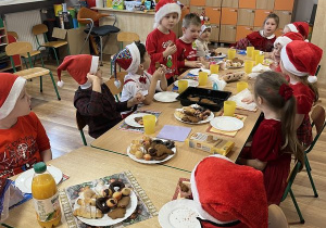 Poczęstunek przy wspólnym stole