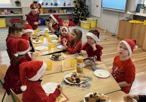 Poczęstunek przy wspólnym stole