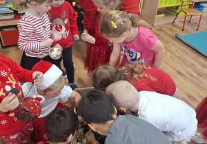 Mikołajkowe ubieranie choinki