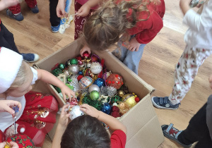 Mikołajkowe ubieranie choinki