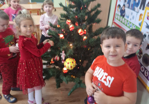 Mikołajkowe ubieranie choinki