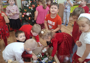 Mikołajkowe ubieranie choinki