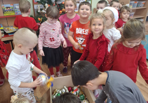 Mikołajkowe ubieranie choinki