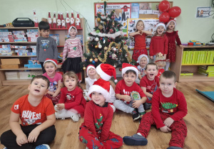 Mikołajkowe ubieranie choinki