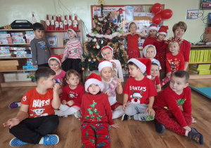 Mikołajkowe ubieranie choinki