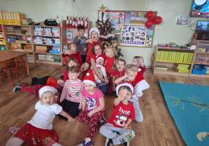 Mikołajkowe ubieranie choinki