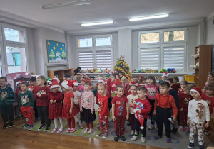 Mikołajkowe ubieranie choinki