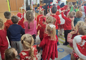 Mikołajkowe ubieranie choinki