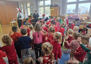 Mikołajkowe ubieranie choinki