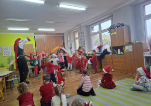 Mikołajkowe ubieranie choinki