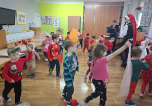 Mikołajkowe ubieranie choinki