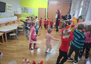 Mikołajkowe ubieranie choinki