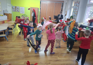 Mikołajkowe ubieranie choinki