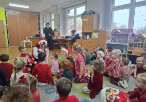 Mikołajkowe ubieranie choinki