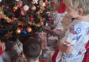 Mikołajkowe ubieranie choinki