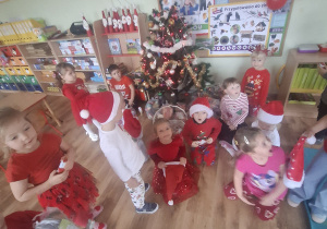 Mikołajkowe ubieranie choinki