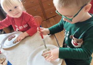 Dzieci dekorują pierniczki