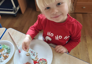 Ania prezentuje udekorowane przez siebie pierniczki