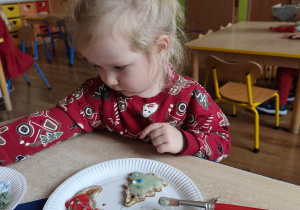 Gabrysia prezentuje udekorowane przez siebie pierniczki