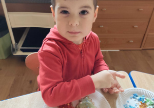 Ignaś prezentuje udekorowane przez siebie pierniczki