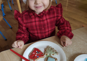 Helenka prezentuje udekorowane przez siebie pierniczki