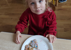 Liwia prezentuje udekorowane przez siebie pierniczki