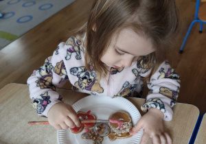Majeczka prezentuje udekorowane przez siebie pierniczki